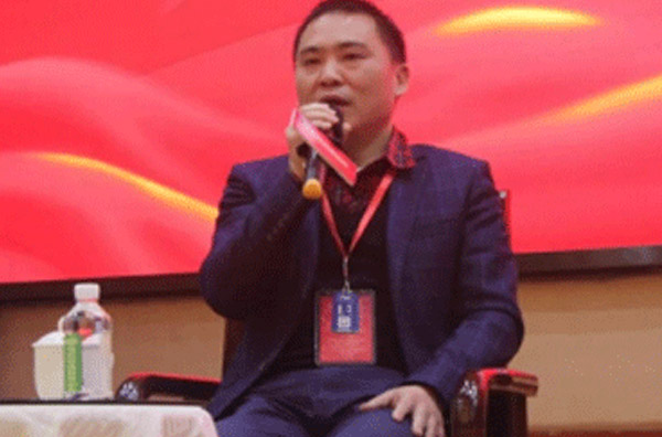 刘金松：将来3年，，，，，，，做不到2亿的企业将难以为继！